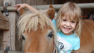 Pferdefreunde freuen sich über Ponys auf dem Ederhof